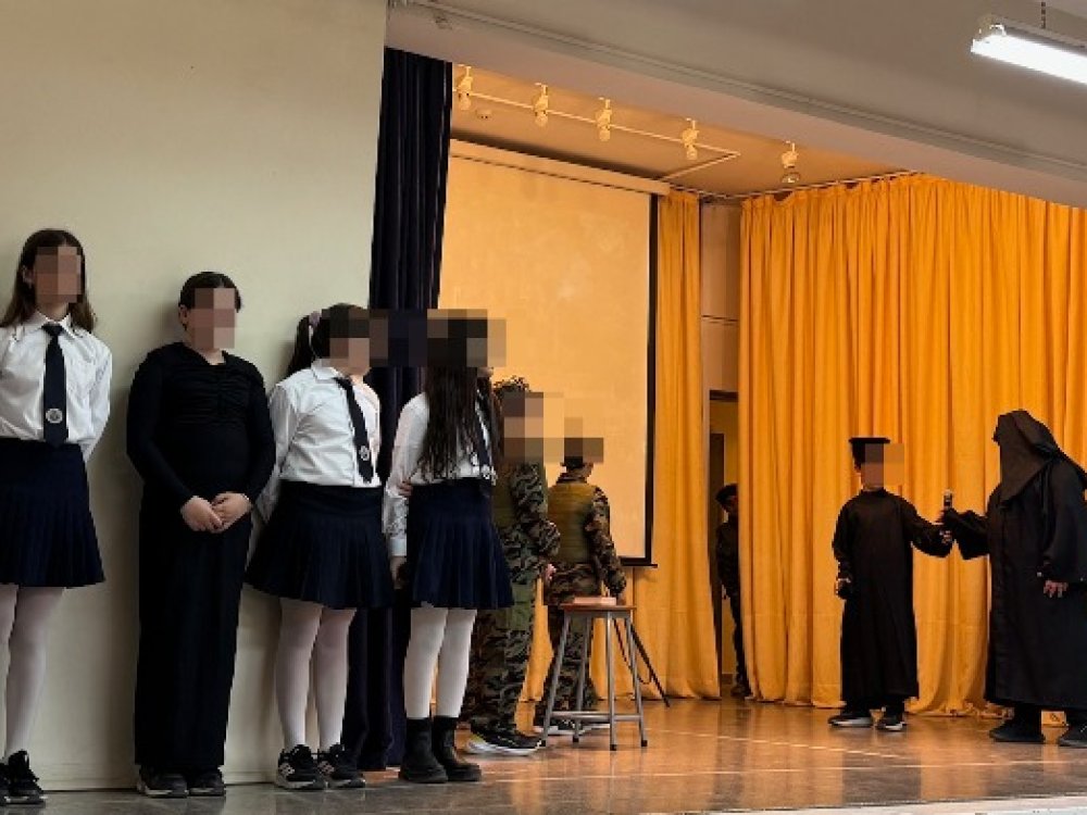 Εορτασμός της 1ης Απριλίου. Συμμετείχαν τα παιδιά των τάξεων: Ε΄1, Ε΄3, Δ΄1