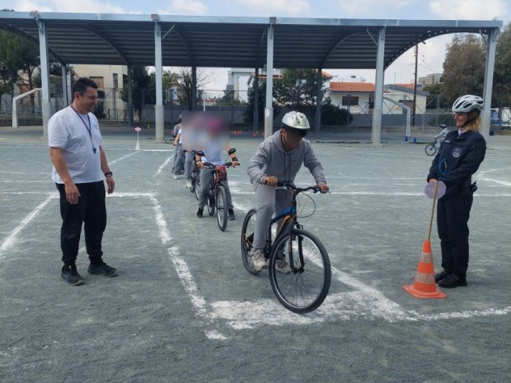 Για μιε εβδομάδα το γήπεδό μας μετατράπηκε σε ποδηλατική πίστα. Τα παιδιά ακολούθησαν τους κανόνες οδήγησης.  Οδήγησαν με ασφάλεια και σεβασμό προς τους άλλους οδηγούς. Ανέπτυξαν τις δεξιότητές τους στη χρήση του ποδηλάτου και απόλαυσαν την σχολική αυτή εμπειρία.