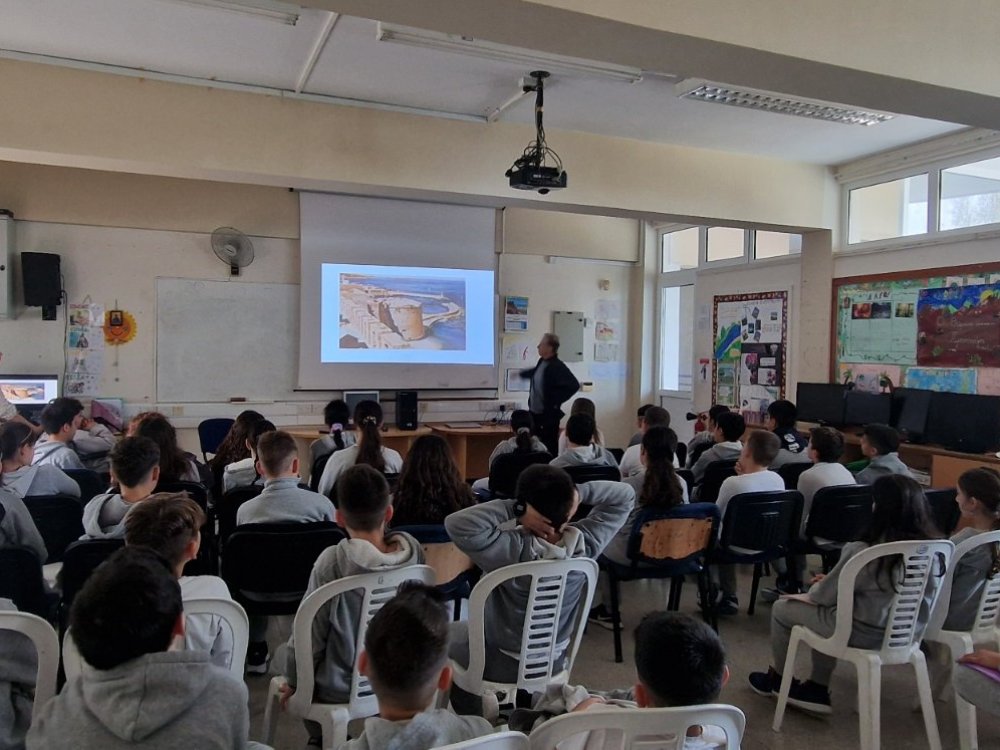 Ο κ. Κωνσταντίνος Κουμίδης μιλά στα παιδιά των Ε τάξεων για την όμορφη Κερύνεια και τα όσα έζησε πριν και μετά την κατοχή...