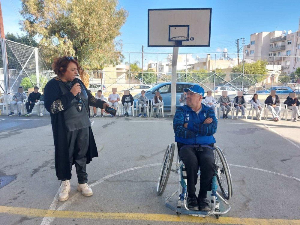 Ο κ. Χρίστος μέλος της ομάδας Apollon Wheelchair Basketball με ευκαιρία την παγκόσμια ημέρα ατόμων με αναπηρία, επισκέφτηκε το σχολείο μας όπου ενημέρωσε τα παιδιά μας για το άθλημα της καλαθοσφαίρισης σε αμαξίδιο.  Απάντησε στις ερωτήσεις των παιδιών και έδωσε μηνύματα για τη χαρά της ζωής μέσα από τη διαφορετικότητα του κάθε ενός μας.