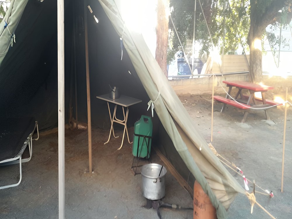 Αληθινό αντίσκηνο στην αυλή του σχολείου μας,όπως έζησαν οι πρόσφυγες του '74