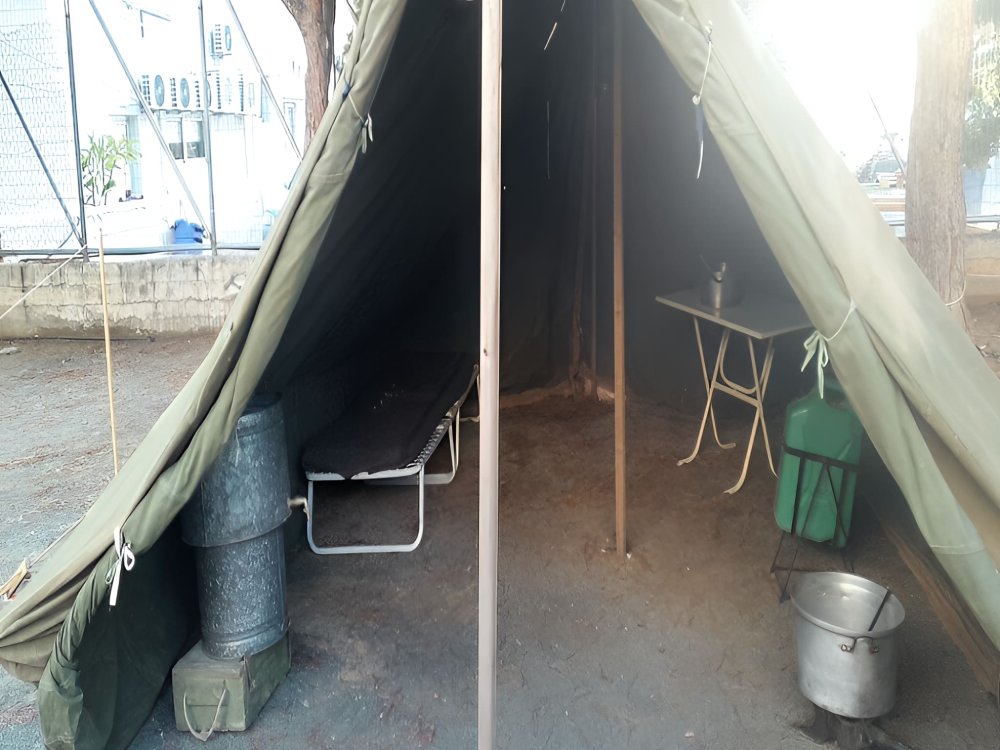 Αληθινό αντίσκηνο στην αυλή του σχολείου μας,όπως έζησαν οι πρόσφυγες του '74